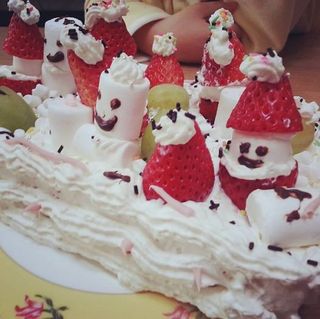 子どもが飾り付けたクリスマスケーキ