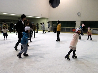 子どもたちがスケート中