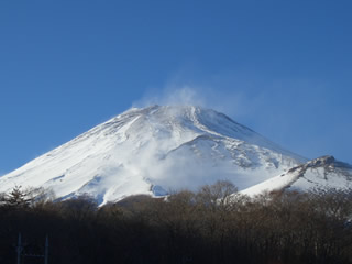 雪の舞い上がる富士山