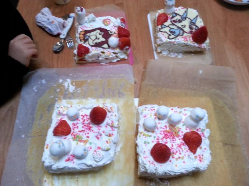 ケーキのデコレーションは各自で